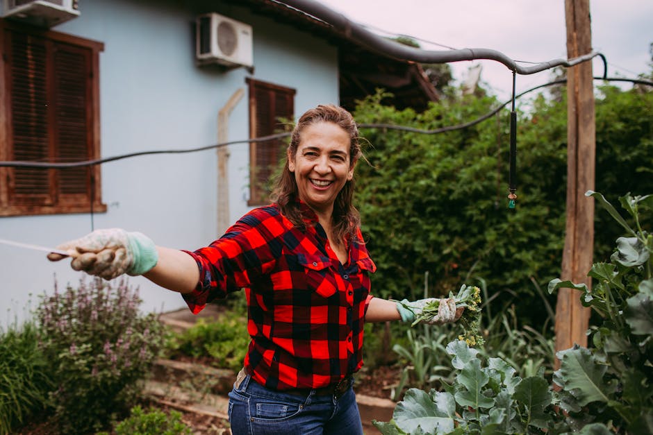 Compostador urbano en funcionamiento en un huerto comunitario
