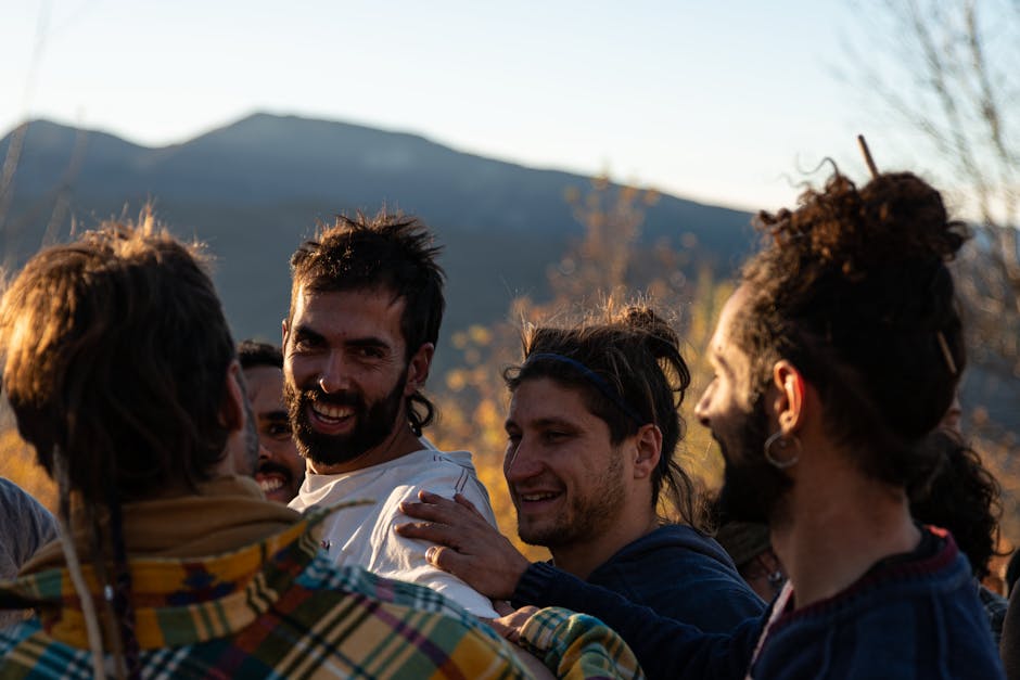 Grupo de vecinos trabajando juntos en una sesión colectiva del huerto