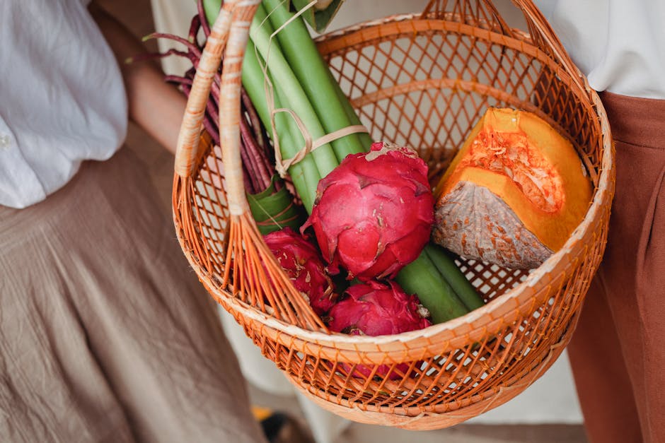 Cesta con verduras recién cosechadas del huerto comunitario